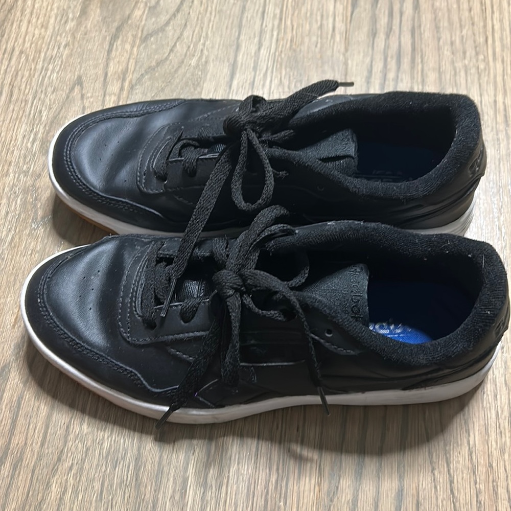Like new Reebok low tops.